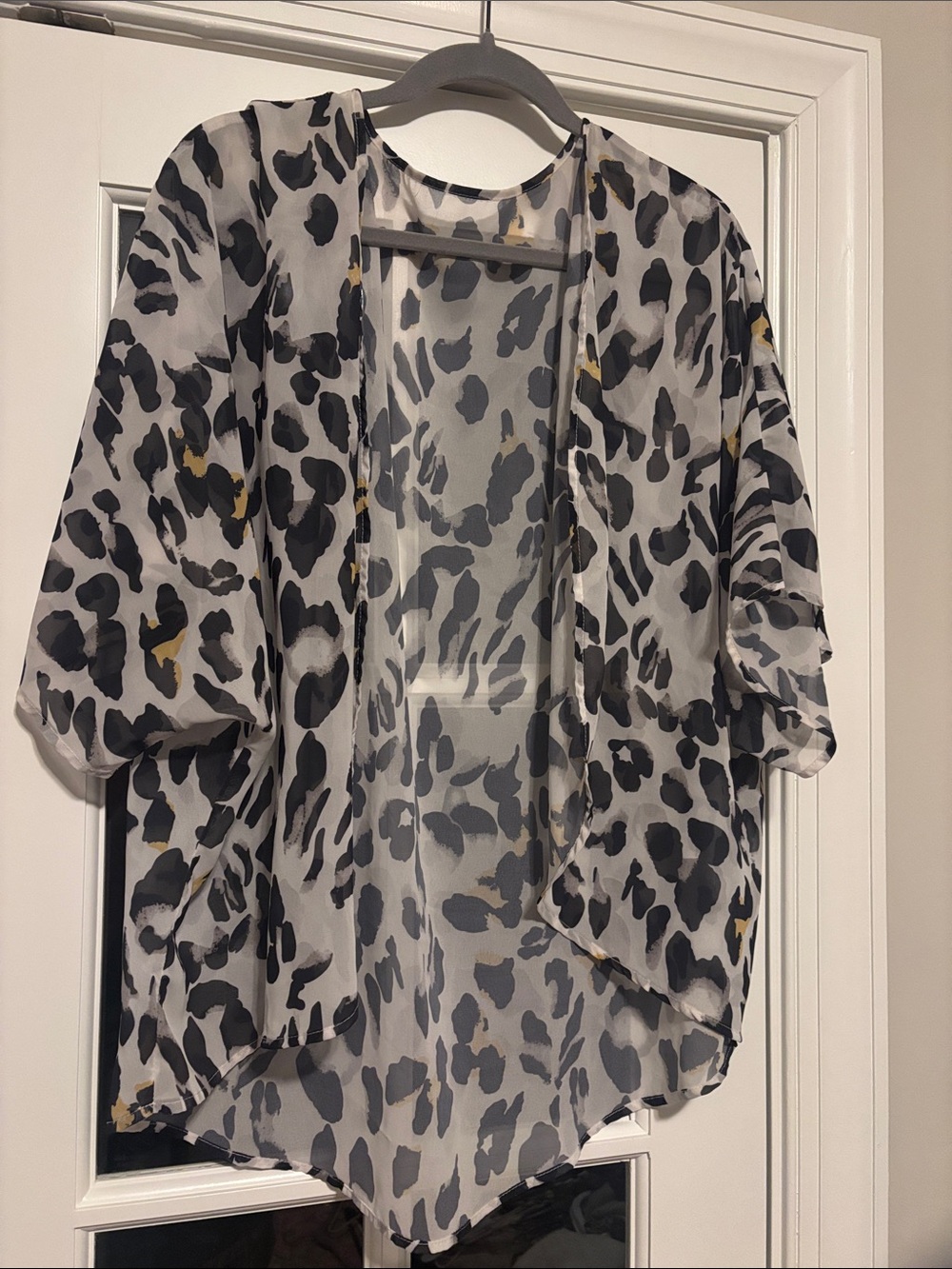 ☀️Lightweight Black & White Leopard Print Kimono Top
